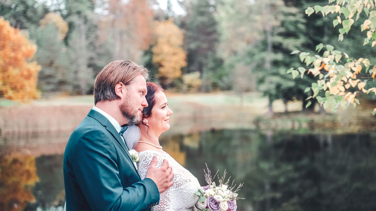 Noorpaar sügisel järve ääres fotograaf ja pulmavideo