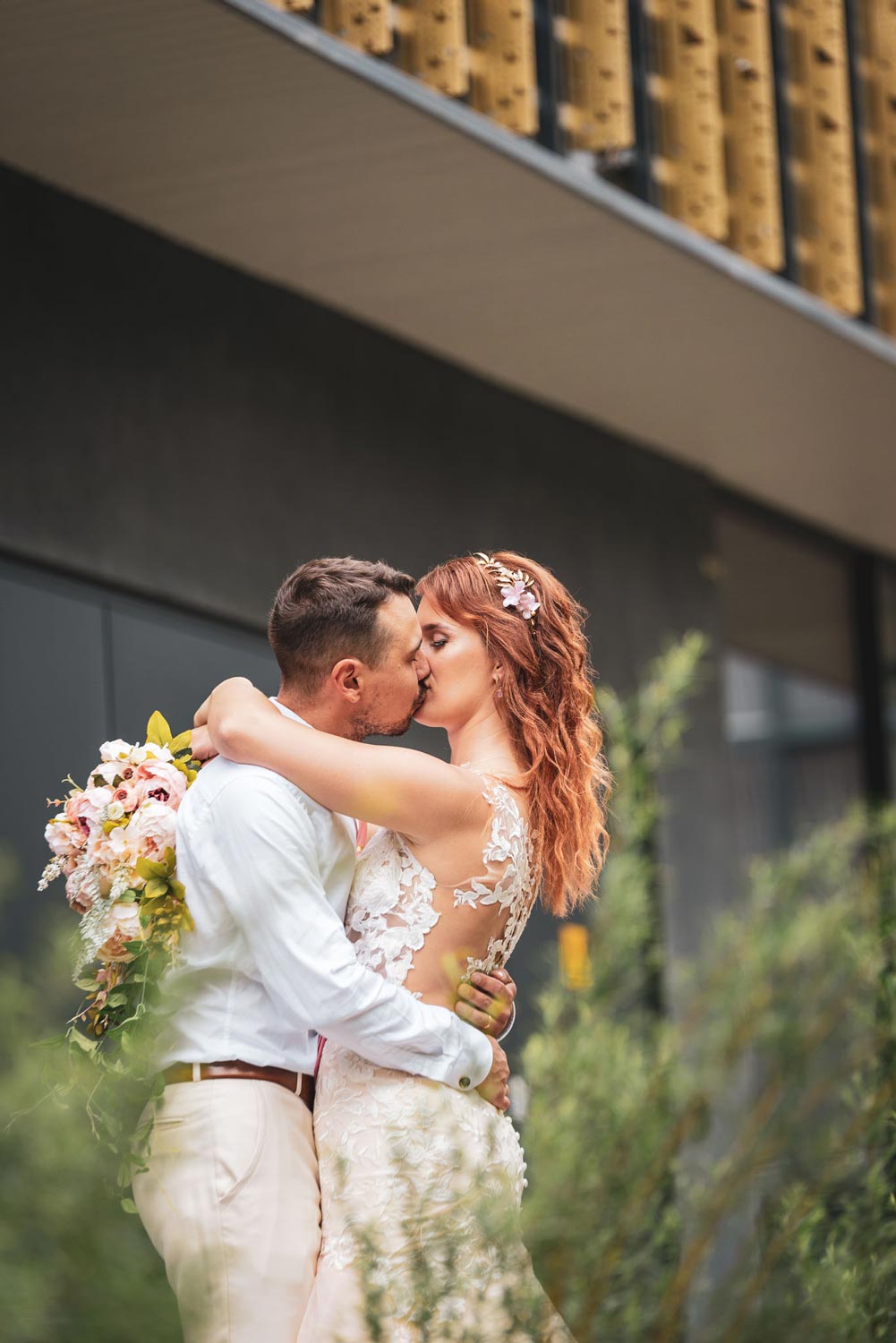 Pruutpaar suudlemas pulmafotograafi ees