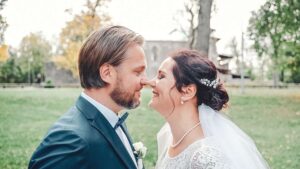 Portreepilt noorpaarist pulmapildid ja pulmavideo