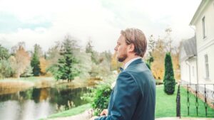 Peigmees Padise mõisas pulmavideo tegemine ja pulmafotograaf
