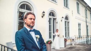 Pruut on peigmehe taga fotograaf pulma ja pulmavideo tegemine