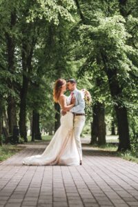 Pruut ja peig Tartus allee vahel pulmafotograaf ja pulmavideo