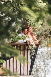 Peig suudleb pruudi kaela pulma fotod ja videograaf pulma